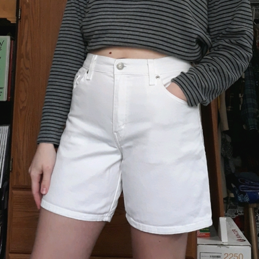 White Levi's Stretchy Shorts Size 8 - Picture 3 of 11